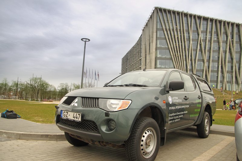 Latvijas Universitātes Ģeogrāfijas un Zemes zinātņu fakultātes automašīna pie Dabaszinātņu akadēmiskā centra ēkas. null