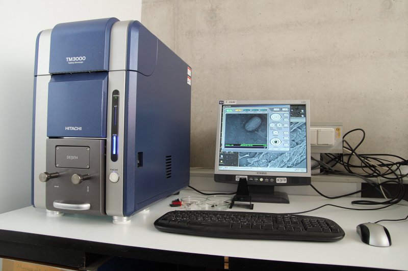 Laboratorija Latvijas Universitātes Dabaszinātņu akadēmiskajā centrā. Galda skenējošais elektronu mikroskops Hitachi.
