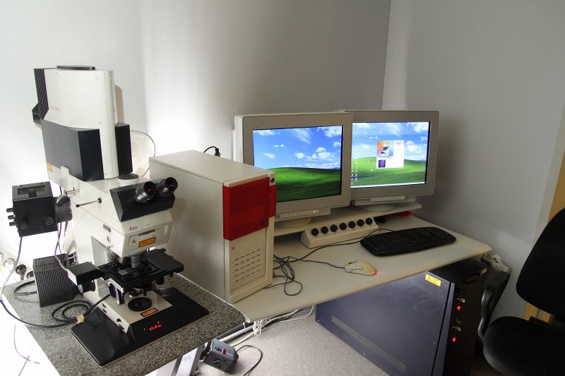 Laboratorija Latvijas Universitātes Dabaszinātņu akadēmiskajā centrā. Konfokālais lazerskenējošais mikroskops Leica.