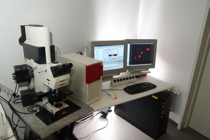 Laboratorija Latvijas Universitātes Dabaszinātņu akadēmiskajā centrā. Konfokālais lazerskenējošais mikroskops Leica.