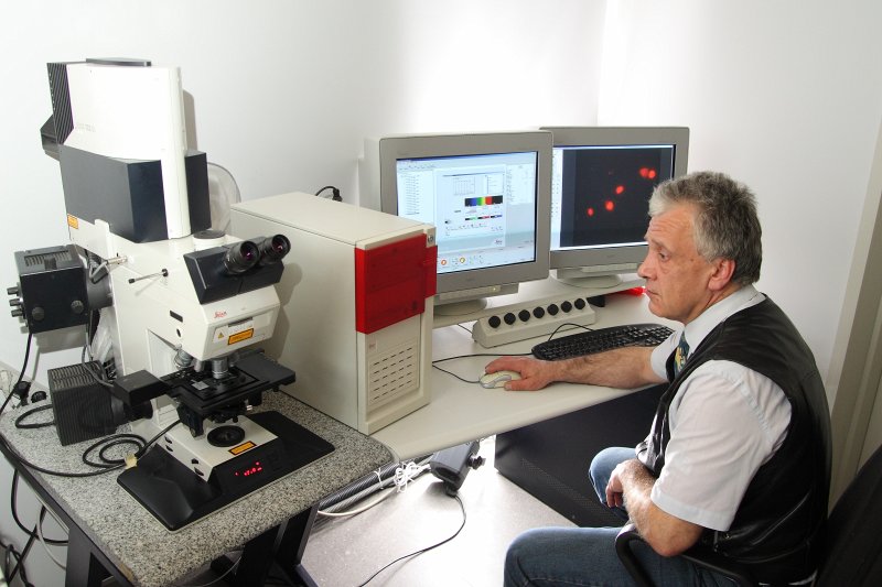 Laboratorija Latvijas Universitātes Dabaszinātņu akadēmiskajā centrā. LU Bioloģijas fakultātes asociāetais profesors Tūrs Selga pie konfokālā lazerskenējošā mikroskopa Leica.