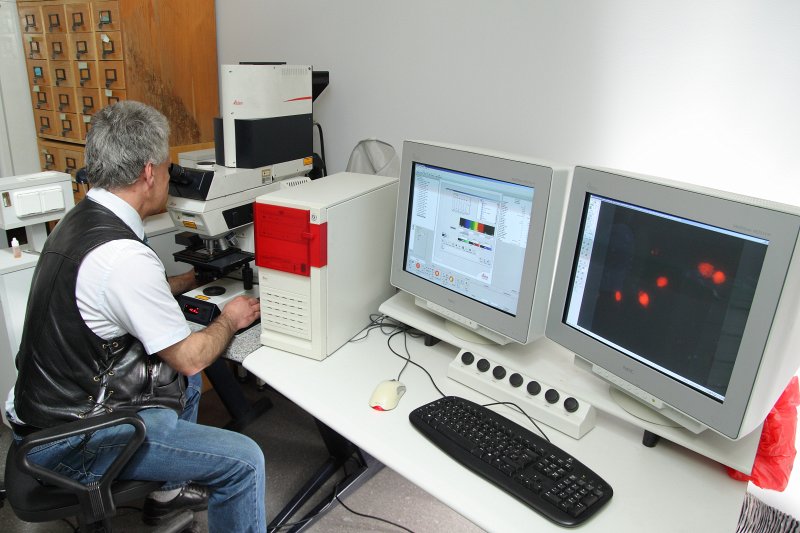 Laboratorija Latvijas Universitātes Dabaszinātņu akadēmiskajā centrā. LU Bioloģijas fakultātes asociāetais profesors Tūrs Selga pie konfokālā lazerskenējošā mikroskopa Leica.