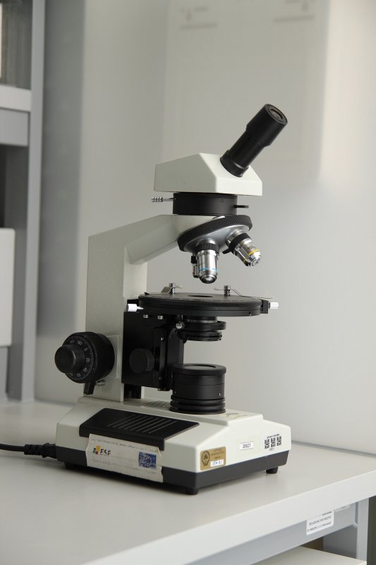 Latvijas Universitātes Ģeogrāfijas un Zemes zinātņu fakultātes Iežu pētījumu laboratorija Dabaszinātņu akadēmiskajā centrā. Polarizējošais mikroskops.