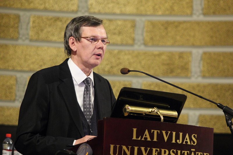 Latvijas Universitātes Satversmes sapulce. LU Senāta priekšsēdētājs prof. Māris Kļaviņš.
