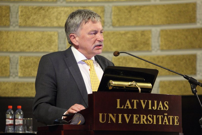 Latvijas Universitātes Satversmes sapulce. LU rektors prof. Indriķis Muižnieks.