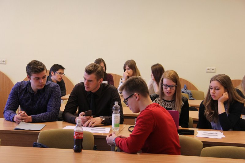 Latvijas Universitātes Ekonomikas un vadības fakultātes rīkotā 4. bezmaksas nodarbību cikla vidusskolēniem par uzņēmējdarbības uzsākšanu un attīstīšanu «Jauno Uzņēmēju Universitāte 2016» (JUU) noslēguma nodarbība. null