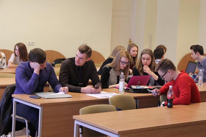 Latvijas Universitātes Ekonomikas un vadības fakultātes rīkotā 4. bezmaksas nodarbību cikla vidusskolēniem par uzņēmējdarbības uzsākšanu un attīstīšanu «Jauno Uzņēmēju Universitāte 2016» (JUU) noslēguma nodarbība. null