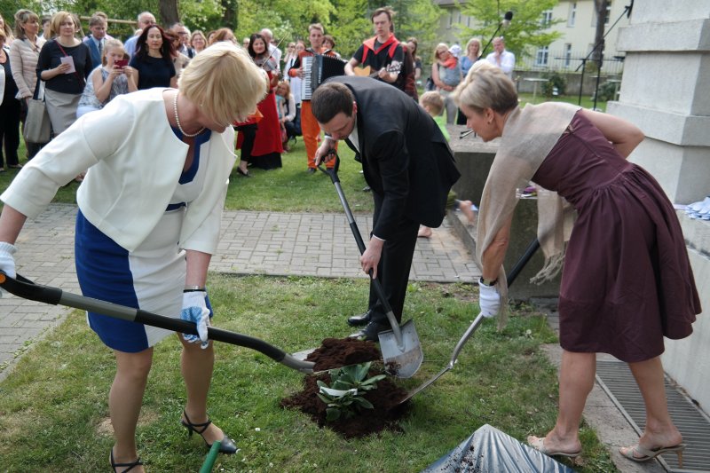 Latvijas Universitātes Fonda izpilddirektore Laila Kundziņa-Zvejniece un Latvijas Universitātes prorektors prof. Jānis Ikstens piedalās Baltā galdauta svētkos Latvijas vēstniecībā Vācijā. null