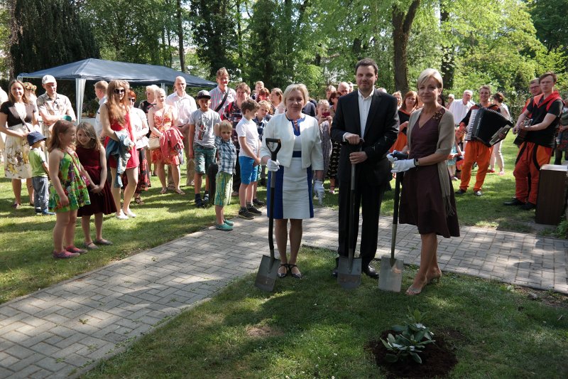 Latvijas Universitātes Fonda izpilddirektore Laila Kundziņa-Zvejniece un Latvijas Universitātes prorektors prof. Jānis Ikstens piedalās Baltā galdauta svētkos Latvijas vēstniecībā Vācijā. null