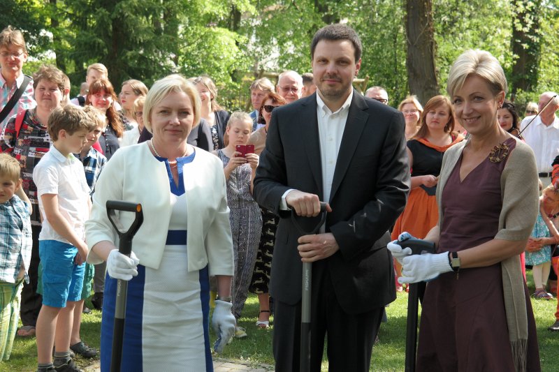 Latvijas Universitātes Fonda izpilddirektore Laila Kundziņa-Zvejniece un Latvijas Universitātes prorektors prof. Jānis Ikstens piedalās Baltā galdauta svētkos Latvijas vēstniecībā Vācijā. null