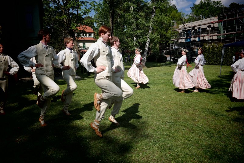 Latvijas Universitātes Fonda izpilddirektore Laila Kundziņa-Zvejniece un Latvijas Universitātes prorektors prof. Jānis Ikstens piedalās Baltā galdauta svētkos Latvijas vēstniecībā Vācijā. null