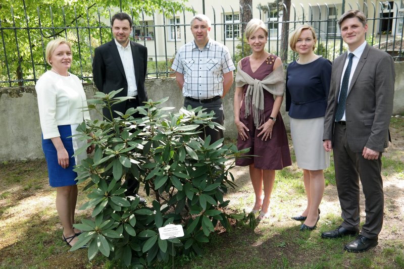 Latvijas Universitātes Fonda izpilddirektore Laila Kundziņa-Zvejniece un Latvijas Universitātes prorektors prof. Jānis Ikstens piedalās Baltā galdauta svētkos Latvijas vēstniecībā Vācijā. null