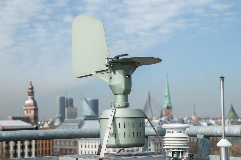 Burkarda gaisa putekšņu un sporu uztvērējs uz Latvijas Universitātes galvenās ēkas jumta. Burkard 7 day recording volumetric spore trap.