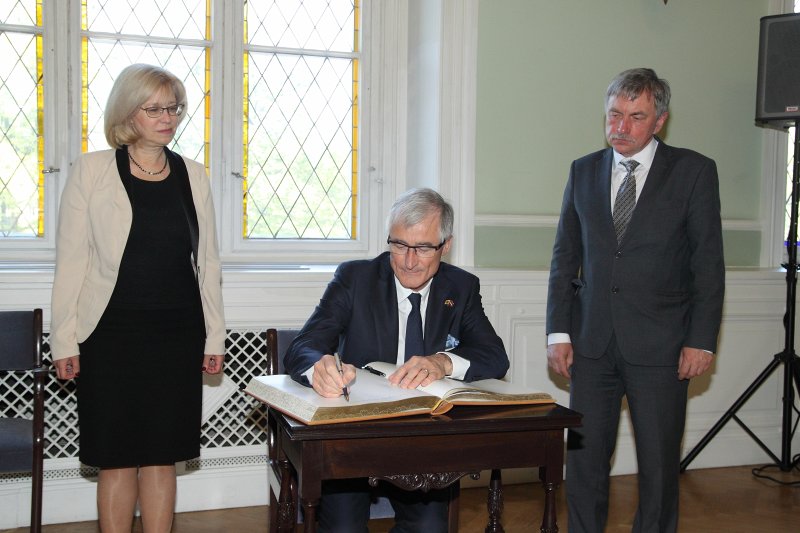 Flandrijas Ministru prezidenta Gērta Buržuā un augstskolu pārstāvju delegācijas vizīte Latvijas Universitātē. Flandrijas Ministru prezidents Gērts Buržuā (Geert Bourgeois)
parakstās Latvijas Universitātes viesu grāmatā.