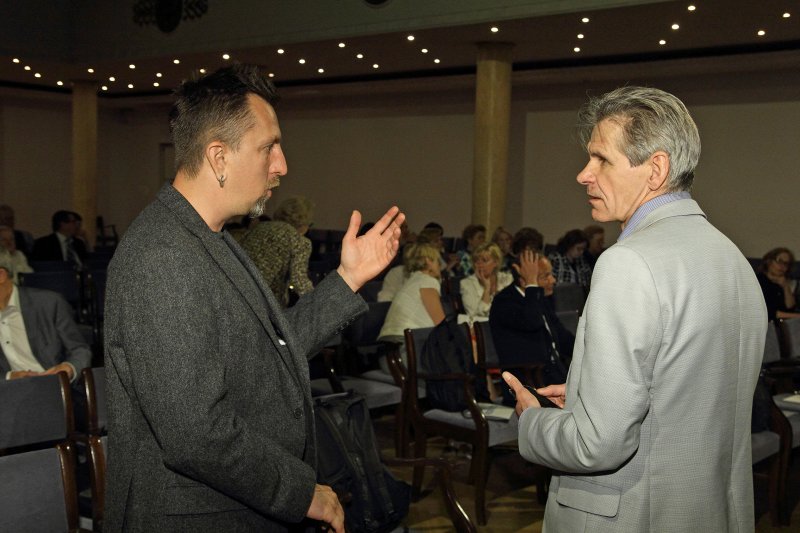 Pirmais Humanitāro zinātņu akadēmiskais forums. No kreisās: Valts Ernštreits, Guntis Zemītis.
