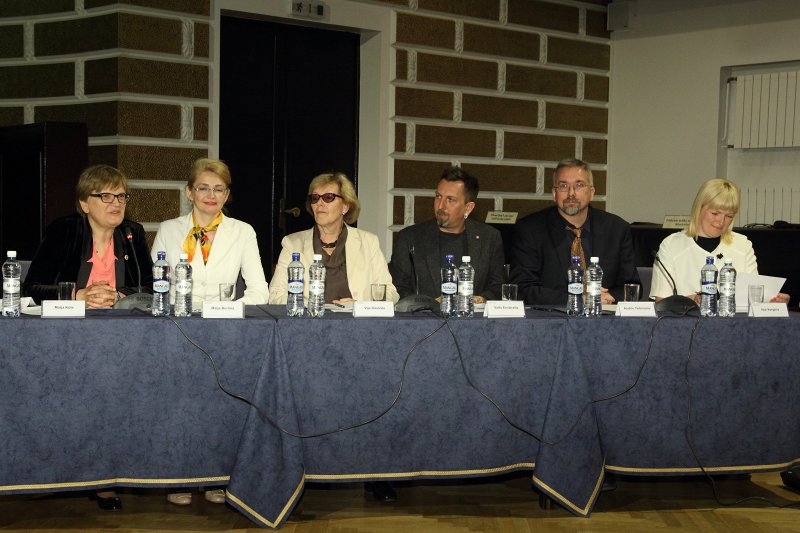 Pirmais Humanitāro zinātņu akadēmiskais forums. No kreisās: Maija Kūle, Maija Burima, Vija Daukšte, Valts Ernštreits,  Andris Teikmanis, Ilze Vergina.