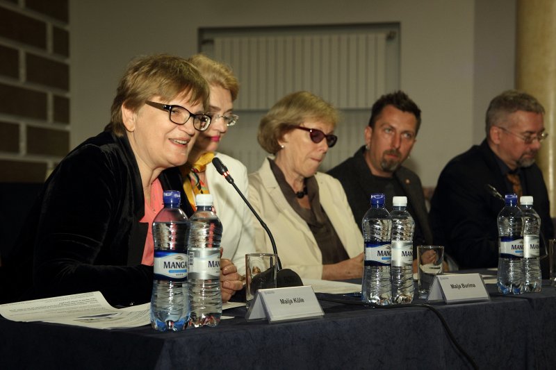 Pirmais Humanitāro zinātņu akadēmiskais forums. No kreisās: Maija Kūle, Maija Burima, Vija Daukšte, Valts Ernštreits,  Andris Teikmanis.