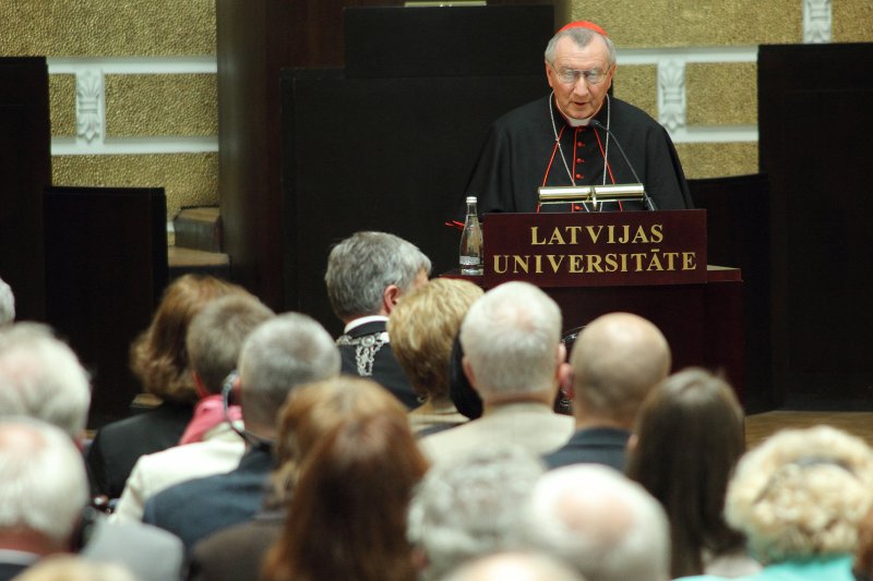 Svetā Krēsla valsts sekretārs kardināls Pjetro Parolins viesojas Latvijas Universitātē ar lekciju
«Pasaules un cilvēka redzējums enciklikā “Laudato Si”». Svetā Krēsla valsts sekretārs kardināls Pjetro Parolins (Pietro Parolin).