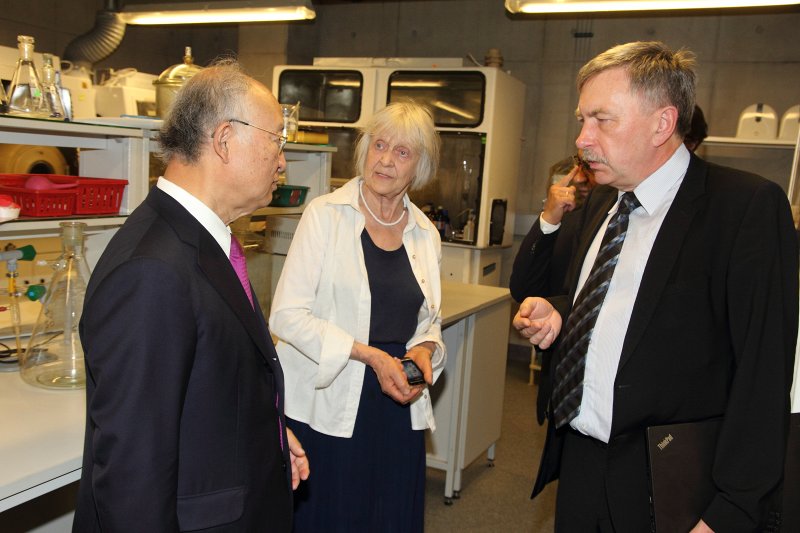 Starptautiskās atomenerģijas aģentūras ģenerāldirektora Jukijas Amano (Yukiya Amano) vizīte Latvijas Universitātes Dabaszinātņu akadēmiskajā centrā. Jukija Amano, Gunta Ķizāne un Indriķis Muižnieks.