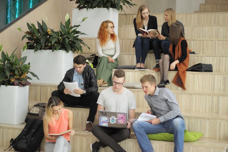 Studenti Latvijas Universitātes Dabaszinātņu akadēmiskajā centrā. null