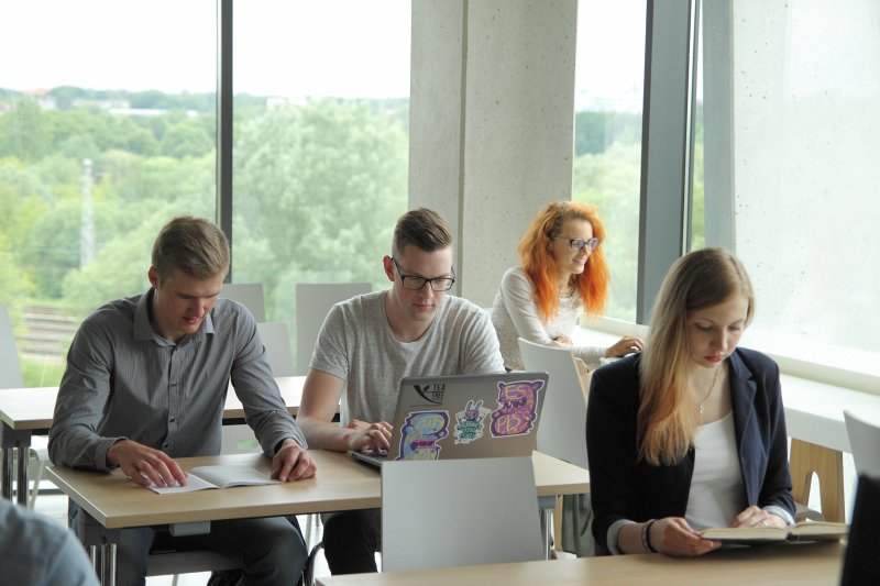 Studenti Latvijas Universitātes Dabaszinātņu akadēmiskajā centrā. null