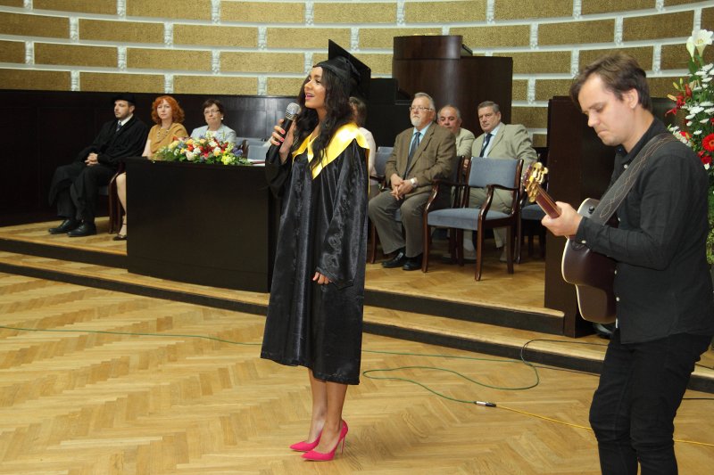 Latvijas Universitātes Ekonomikas un vadības fakultātes izlaidums. EVF absolventes, dziedātājas Aminatas Savadogo muzikāls priekšnesums.