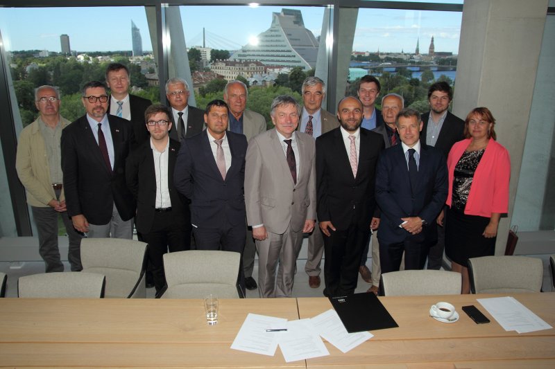 Līguma noslēgšana starp Latvijas Universitāti un Francijas Alternatīvās enerģijas un atomenerģijas komisiju par sadarbību magnetohidrodinamikas jomā. null