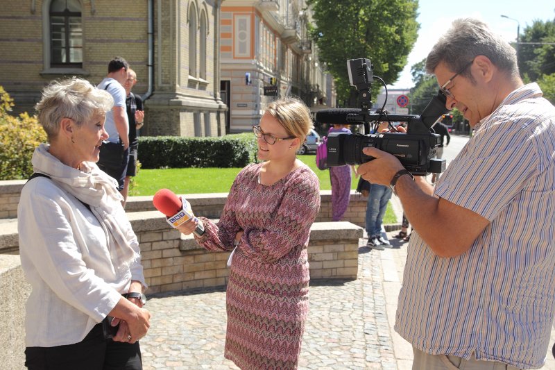 Televīzija LNT intervē Latvijas Universitātes Latviešu valodas un  kultūras vasaras skolas 2016 dalībnieci. null
