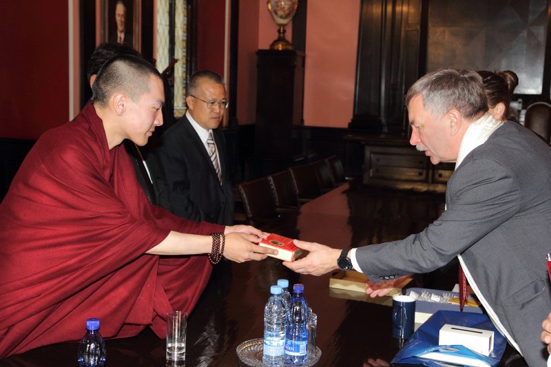 Latvijas Universitātes pārstāvju tikšanās ar Ķīnas Tautas Republikas Tibetas Autonomā reģiona delegāciju. null