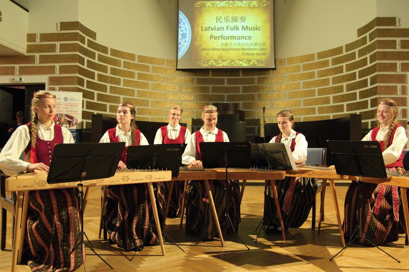 Latvijas Universitātes Konfūcija institūta 5 gadu jubilejas svinības Pasaules Konfūcija institūtu dienā. Kultūras pils 'Ziemeļblāzma' koklētāju ansambļa 'Pūt, vējiņi' muzikāls priekšnesums.
