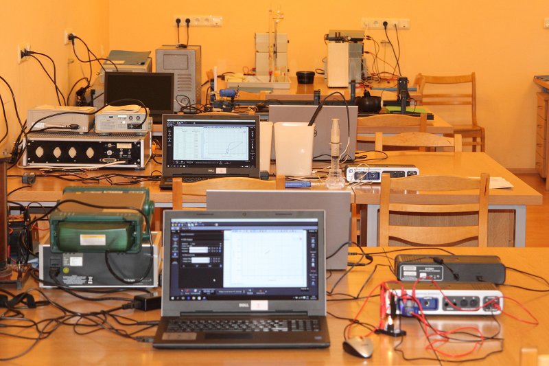 Par SIA «Mikrotīkls» ziedotajiem līdzekļiem ar jaunām iekārtām papildinātas fizikas praktikuma laboratorijas atklāšana Latvijas Universitātes Fizikas un matemātikas fakultātē. null
