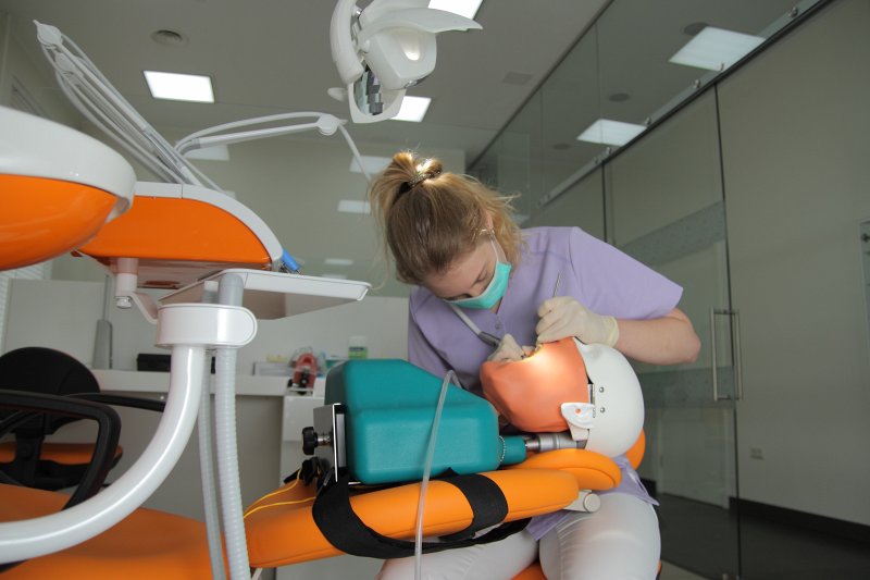 Nodarbība Latvijas Universitātes Medicīnas fakultātes Zobārstniecības mācību klīnikā. null