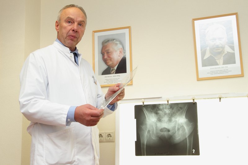 Par SIA «Mikrotīkls» ziedotajiem līdzekļiem atjaunotas Latvijas Universitātes Medicīnas fakultātes Ortopēdijas laboratorijas atklāšana. Traumatoloģijas un ortopēdijas slimnīcas traumatologs ortopēds un LU MF profesors Konstantīns Kalnbērzs.