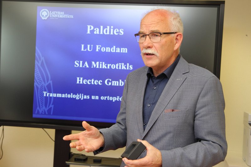 Par SIA «Mikrotīkls» ziedotajiem līdzekļiem atjaunotas Latvijas Universitātes Medicīnas fakultātes Ortopēdijas laboratorijas atklāšana. LU Fonda valdes priekšsēdētājs Ivars Lācis.