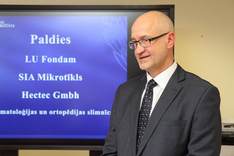 Par SIA «Mikrotīkls» ziedotajiem līdzekļiem atjaunotas Latvijas Universitātes Medicīnas fakultātes Ortopēdijas laboratorijas atklāšana. Traumatoloģijas un ortopēdijas slimnīcas valdes loceklis Modris Ciems.