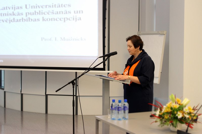 Konference «Universitātes zinātniskā darbība un e-resursi», kas notiek Starptautiskās atvērtās piekļuves nedēļas (Open Access Week) Latvijas Universitātē ietvaros. LU Bibliotēkas direktore Iveta Gudakovska.