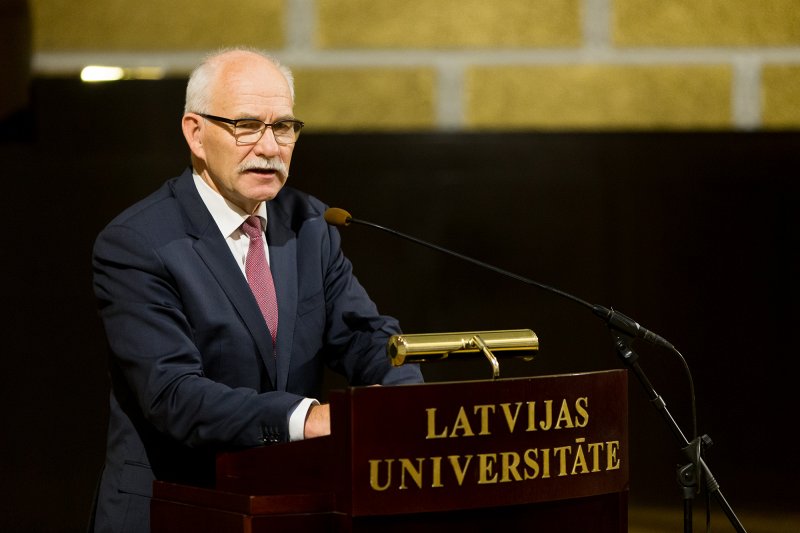 Latvijas Universitātes Fonda stipendiātu svinīgā mecenātu stipendiju pasniegšana. LU Fonda valdes priekšsēdētājs prof. Ivars Lācis.