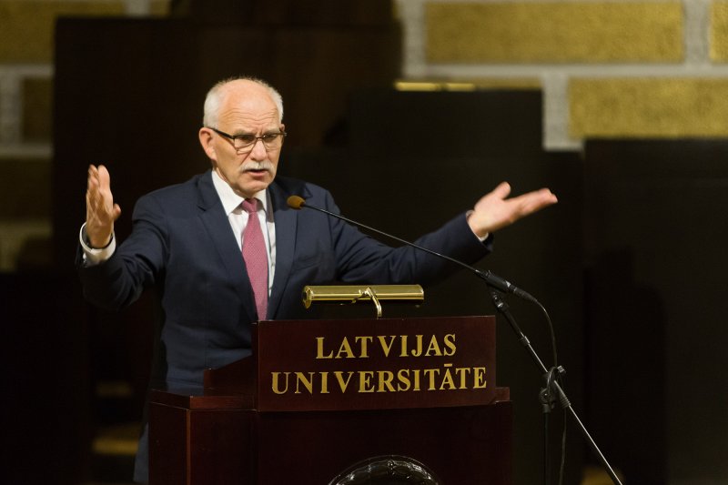 Latvijas Universitātes Fonda stipendiātu svinīgā mecenātu stipendiju pasniegšana. LU Fonda valdes priekšsēdētājs prof. Ivars Lācis.
