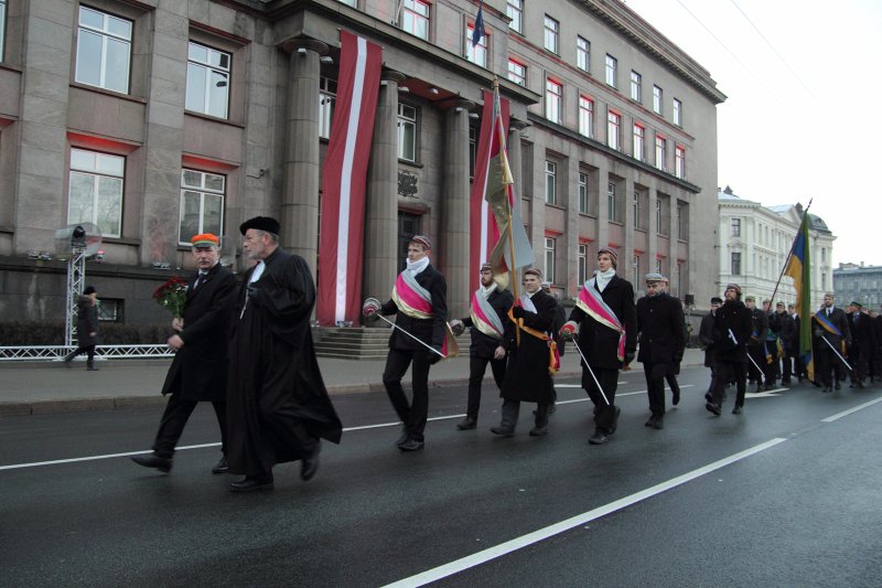 Akadēmisko mūža organizāciju gājiens uz Rīgas Brāļu kapiem, godinot par Latvijas neatkarību kritušos. null