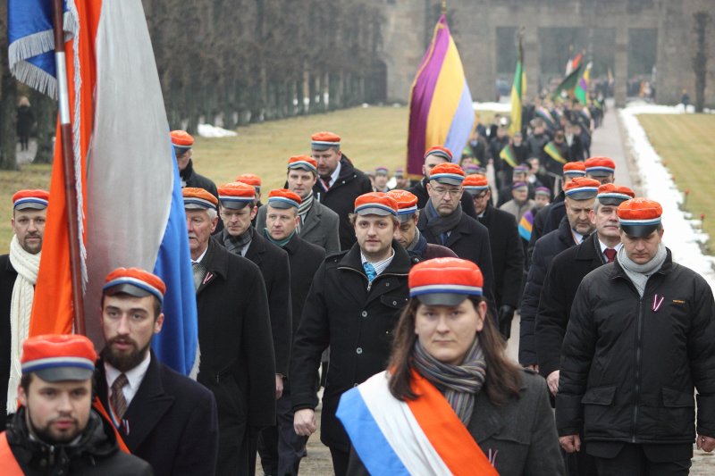 Akadēmisko mūža organizāciju gājiens uz Rīgas Brāļu kapiem, godinot par Latvijas neatkarību kritušos. null