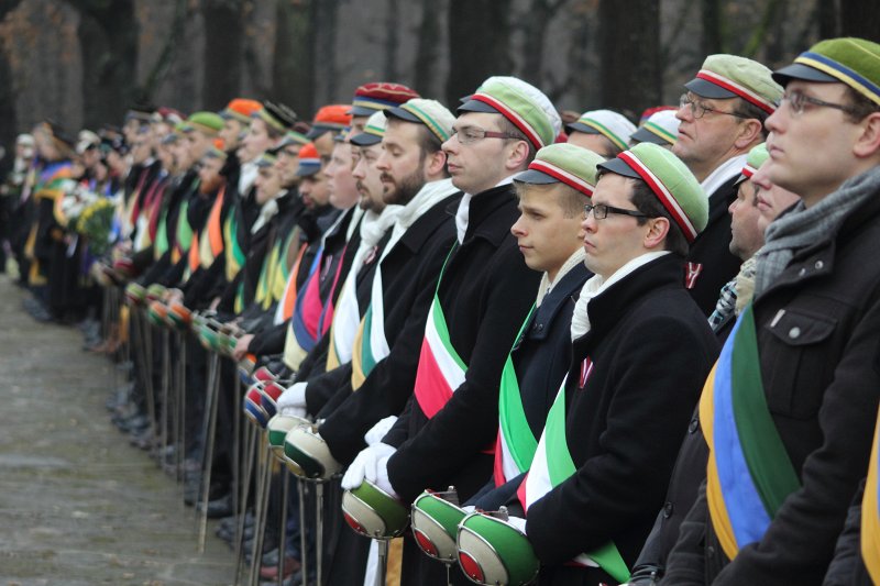 Akadēmisko mūža organizāciju gājiens uz Rīgas Brāļu kapiem, godinot par Latvijas neatkarību kritušos. null