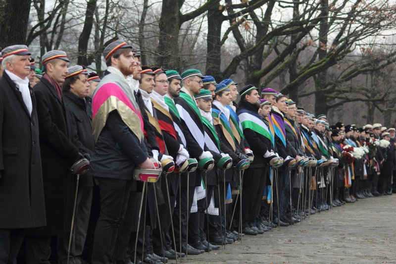 Akadēmisko mūža organizāciju gājiens uz Rīgas Brāļu kapiem, godinot par Latvijas neatkarību kritušos. null