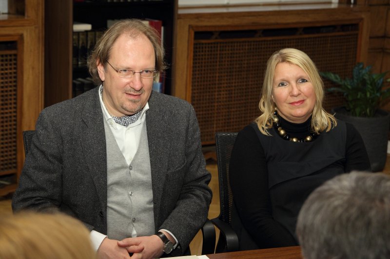 Latvijas Universitātes un Rozenbergu Eiropas Ājurvēdas akadēmiju (Rosenberg European Academy of Ayurveda) sadarbības līguma parakstīšana. Rozenbergu Eiropas Ājurvēdas akadēmijas dibinātāji Marks un Kerstina Rozenbergi.