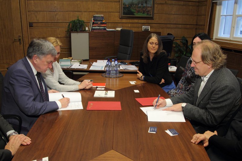 Latvijas Universitātes un Rozenbergu Eiropas Ājurvēdas akadēmiju (Rosenberg European Academy of Ayurveda) sadarbības līguma parakstīšana. null