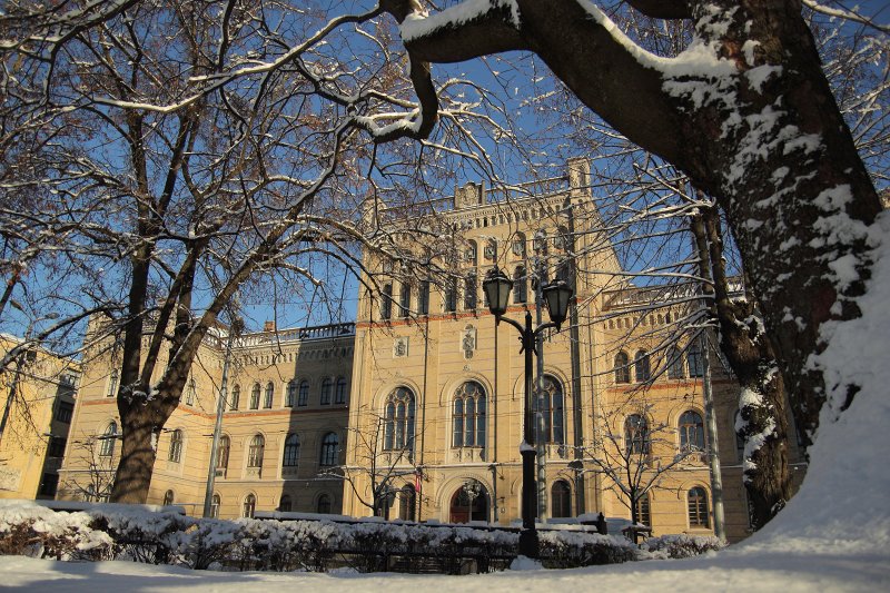 Latvijas Universitātes galvenā ēka ziemā. null