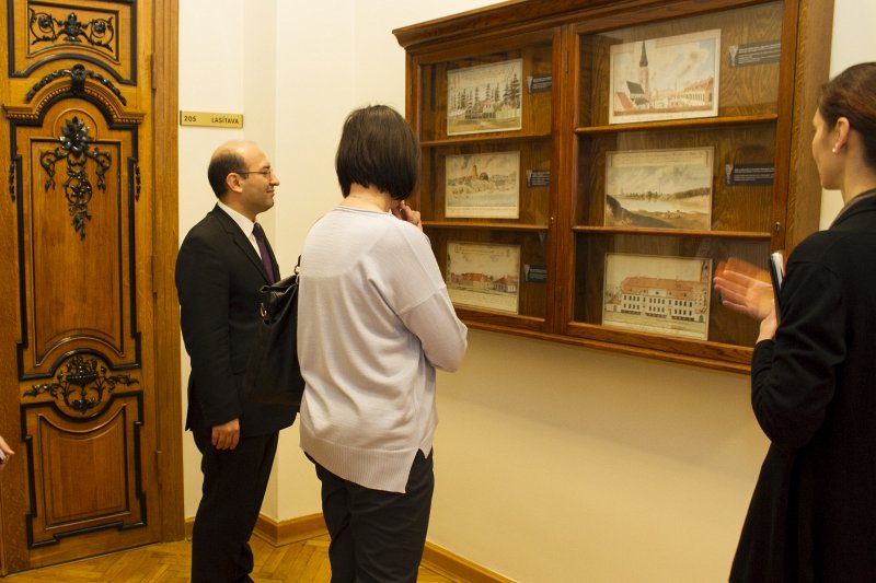 Armēnijas vēstnieks Latvijā, Lietuvā un Igaunijā Tigrans Mkrtčjans dāvina grāmatas Latvijas Universitātes Bibliotēkai. null