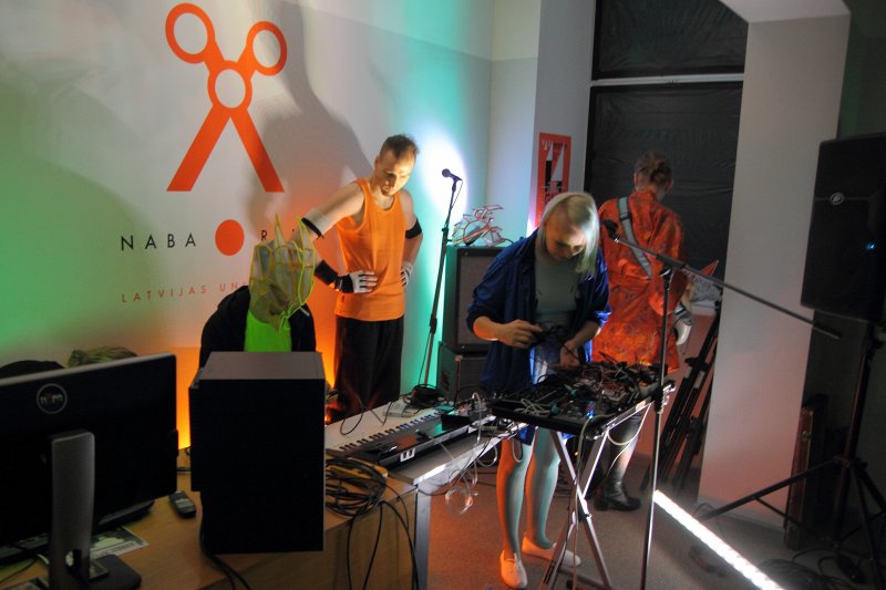 Latvijas radio 6 - Latvijas Universitātes Radio NABA 14. jubilejas tiešā ētera koncerts radio studijā. Grupa 'MMMM'.