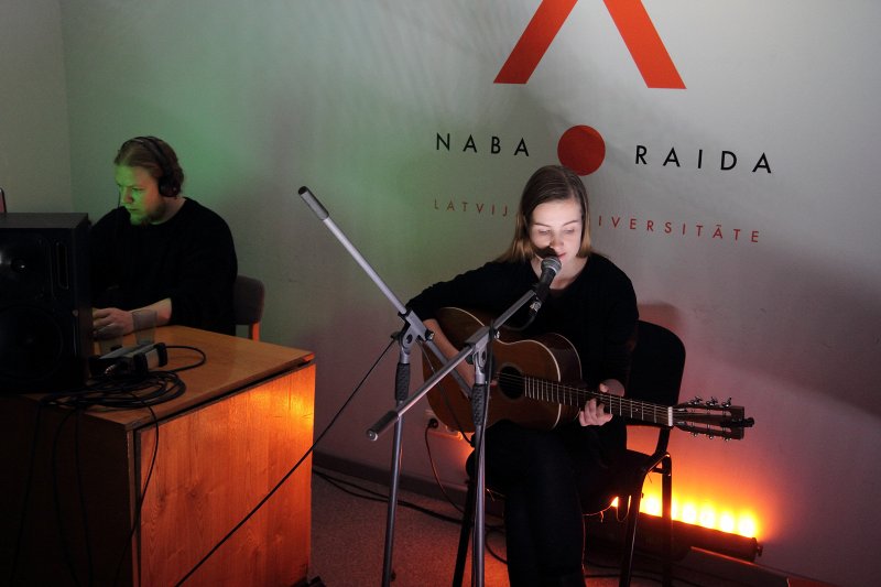 Latvijas radio 6 - Latvijas Universitātes Radio NABA 14. jubilejas tiešā ētera koncerts radio studijā. Liriskās dziesminieces Alises Jostes muzikālais priekšnesums.