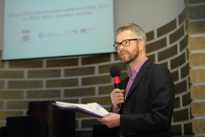 Konference «Latvija OECD starptautiskos pētījumos PISA 2015 un TALIS 2013 – jaunākie rezultāti». Konferences moderators Gundars Rēders.