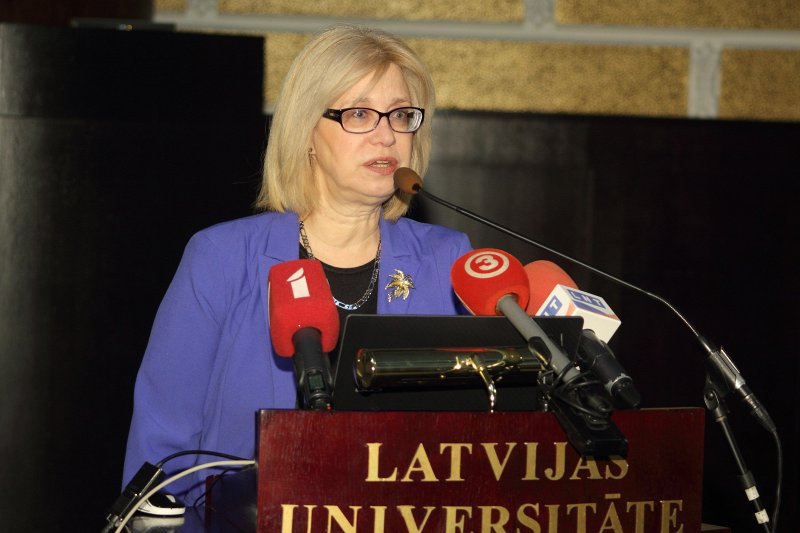 Konference «Latvija OECD starptautiskos pētījumos PISA 2015 un TALIS 2013 – jaunākie rezultāti». Latvijas Universitātes prorektore humanitāro un izglītības zinātņu jomā prof. Ina Druviete.
